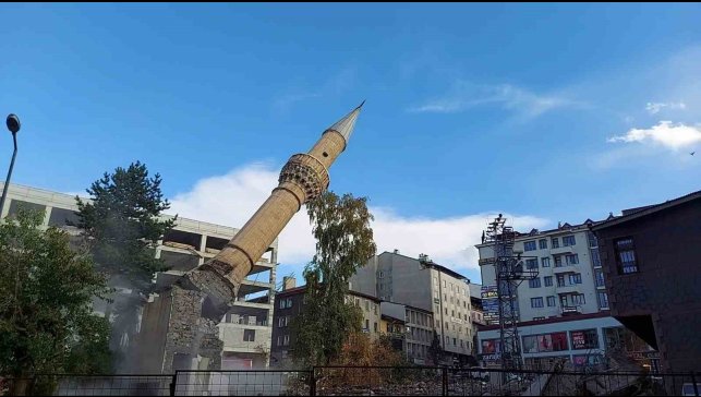 Minare saniyeler içinde yerle bir oldu