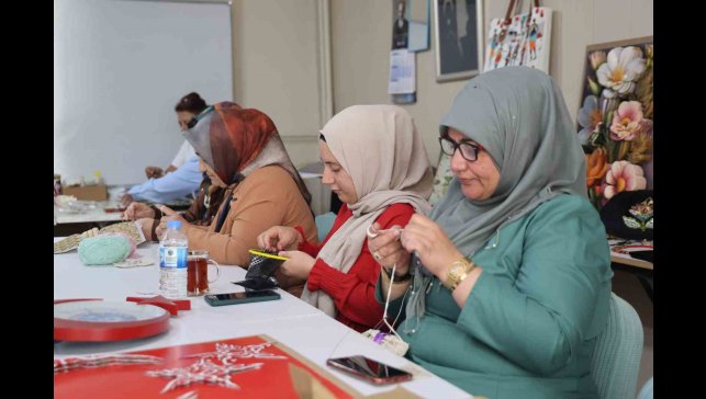 Kadınlar, el sanatları kursunda hem öğreniyor hem de ev ekonomisine katkı sağlıyor