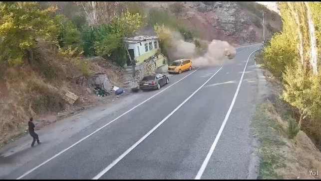 Dağdan yuvarlanan kaya parçası ev ve araçları teğet geçti: O anlar kamerada