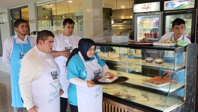 Erzurum'daki "Gülümseyen-Down Kafe" özel bireyleri sosyal hayata kazandırıyor