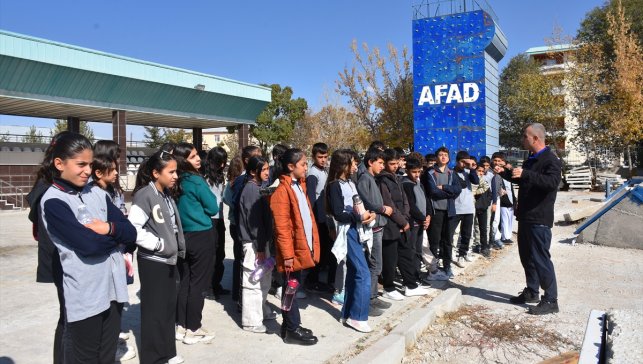 AFAD ekipleri eğitimlerle öğrencilere afet bilinci aşılıyor