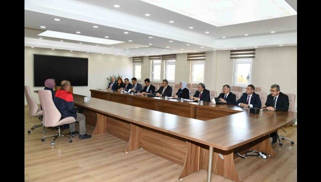 Vali Çiçek, halk gününde talepleri dinledi