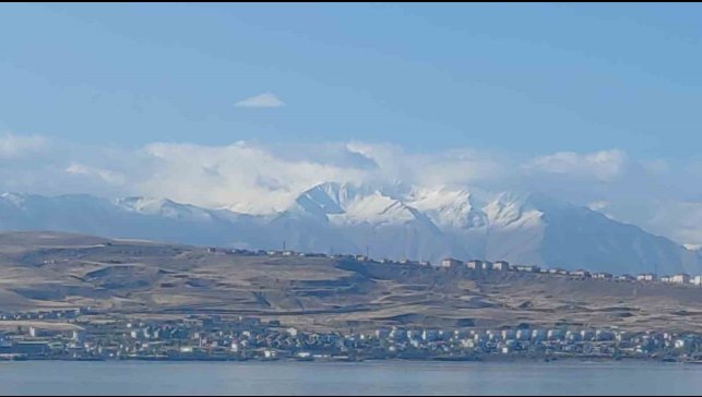 Van'ı çevreleyen dağların zirvesi beyaza büründü