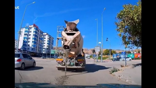 Beton mikserinin yola çimento dökerek ilerlediği anlar kamerada