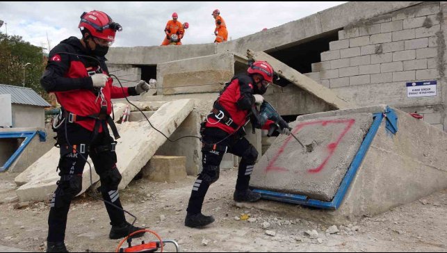 Van'da 7.2'lik depremin yıl dönümünde gerçeği aratmayan tatbikat