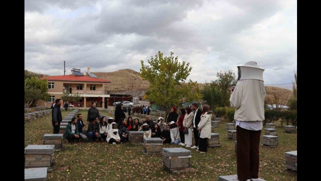 Erzurumlu gençler organik arıcılığı öğrendi