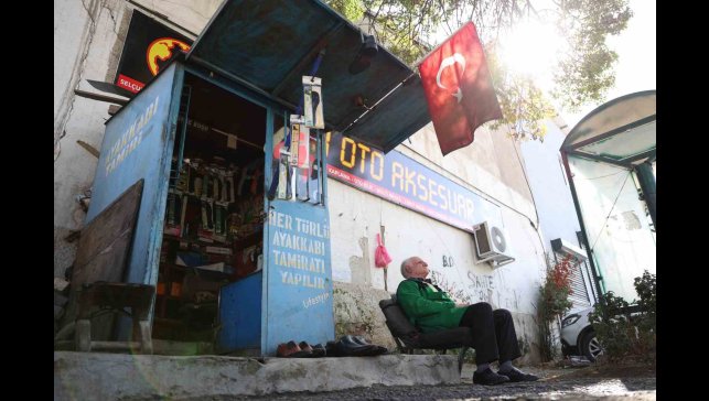 2 metrekarede 45 yıllık ayakkabı boyacılığı