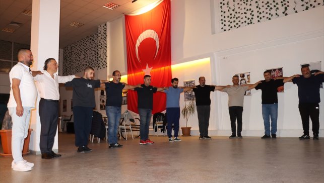 Erzincan halk oyunlarını farklı mesleklerdeki arkadaş grubu geleceğe taşıyor