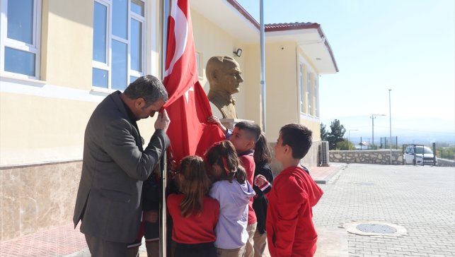 Köy okulundaki öğrencilerin "vatan ve bayrak" sevgisi yürekleri ısıttı