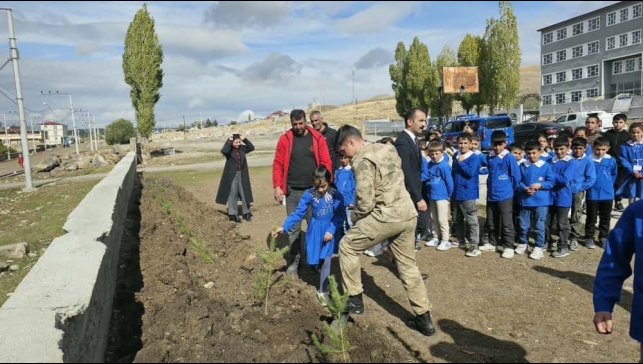 Kars'ta öğrenciler fidanları toprakla buluşturdu