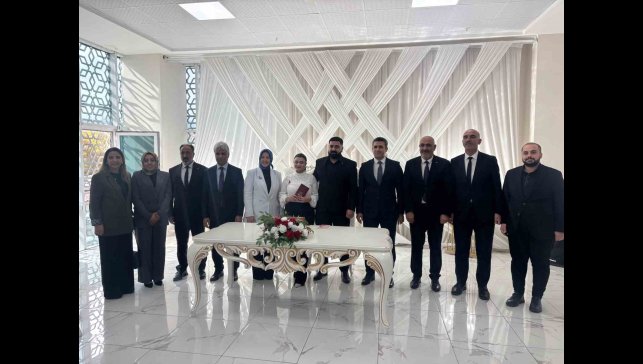 Bakan Yardımcısı Yenigün, 'Evlenecek Gençlerin Desteklenmesi Projesi'nden yararlanan çiftin nikah şahidi oldu