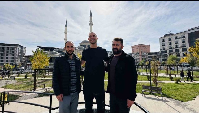 35 ülke gezen Amerikalı Yüksekova'ya ulaştı