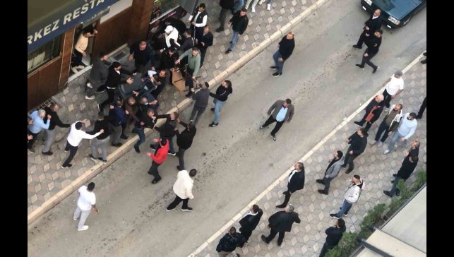 Elazığ'da iki grup arasında kavga: Masa ve sandalyeler havada uçuştu