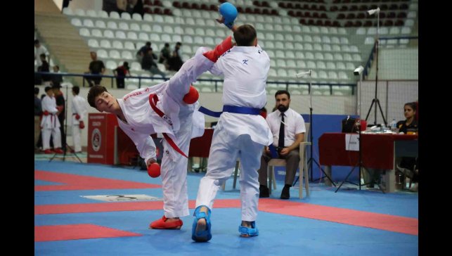 51 İlden bin 200 sporcu Elazığ'da karate için buluştu
