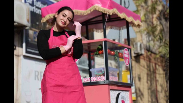 Genç kadın girişimci, pembe tezgahıyla sanayiye renk kattı