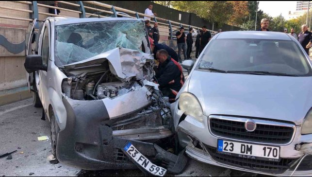 Elazığ'da zincirleme trafik kazası: 5 yaralı
