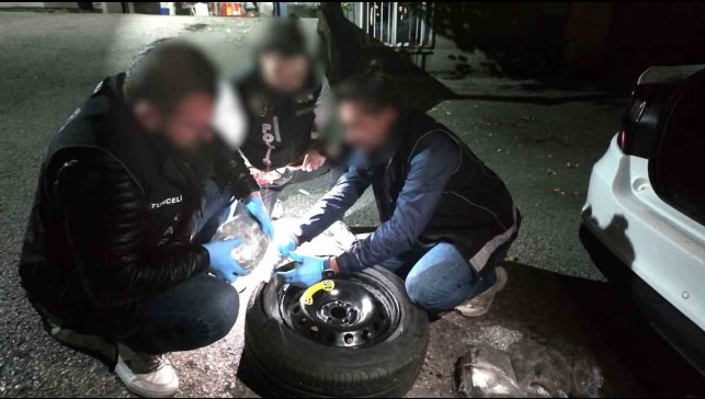 Stepneye zulalanmış uyuşturucu ele geçirdi: 2 gözaltı