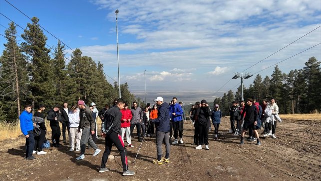 Kars'ta üniversite öğrencileri doğa yürüyüşü sırasında kayak pistinde temizlik yaptı