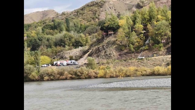 Elazığ'da korku dolu anlar: 4 kişilik aile nehir ortasında birbirine sarılarak hayatta kaldı