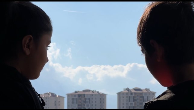 Yüksekova'da karlı dağlar ve bulutlar birleşti