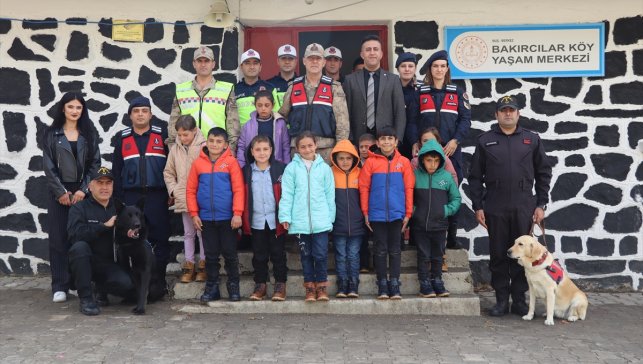 Muş'ta jandarma ekiplerinden köy okulundaki öğrencilere kışlık kıyafet yardımı