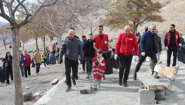 Ağrı'da İshak Paşa Sarayı çevresinde farkındalık temizliği yapıldı