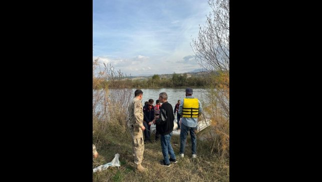 Murat Nehri'nde mahsur kalan vatandaşlar kurtarıldı