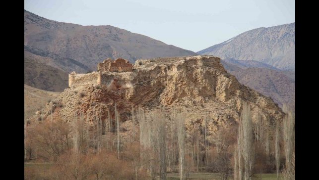 Erzurum'daki Kız ve Oğlan Kalesi ilgi bekliyor