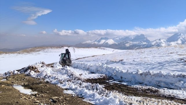 Hakkari'de kar nedeniyle kapanan üs bölgesinin yolu açıldı