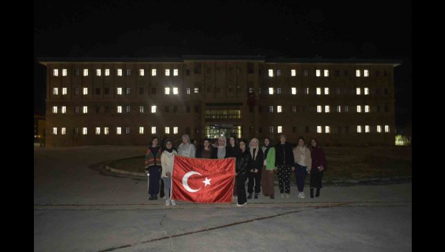 Kız öğrencilerinden ışıklı 102. yıl koreografisi