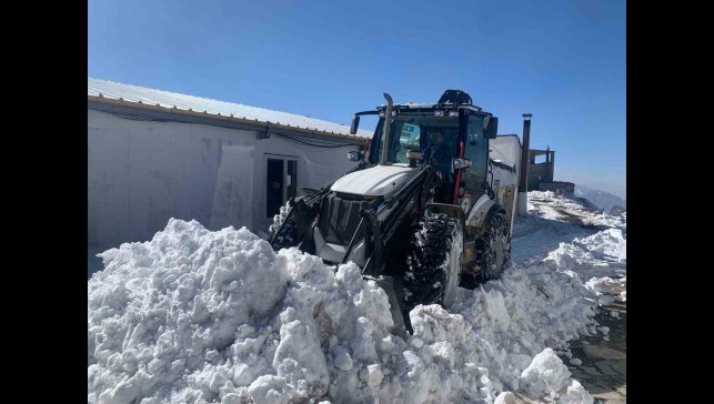 Hakkari'deki üs bölgesinde karla mücadele çalışması