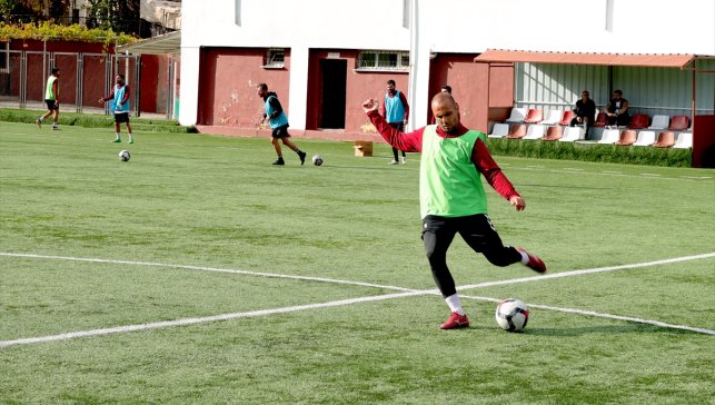 Okulda öğretmenlik, yeşil sahada kaptanlık yapıyor