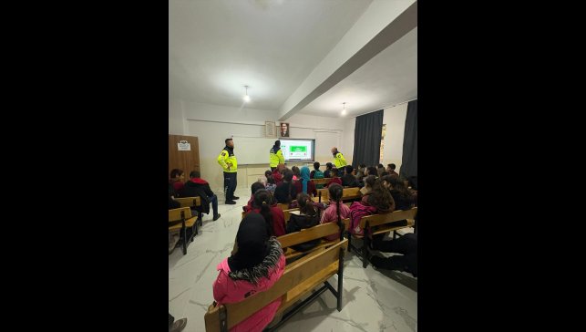 Hizan'da köy okulundaki öğrencilere trafik eğitimi verildi