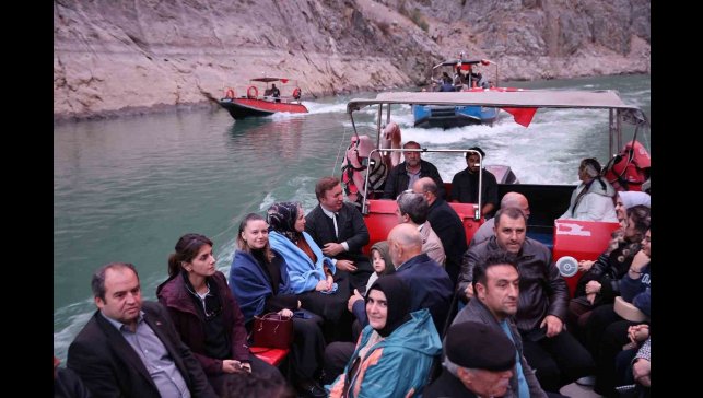 Vali Aydoğdu Kemaliye'de esnafı ziyaret etti, Karanlık Kanyon'da tekne turuna katıldı
