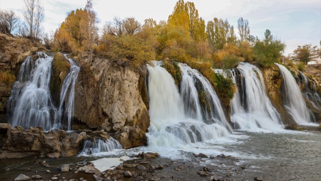 Muradiye Şelalesi sonbaharın renklerine bürünen doğasıyla ziyaretçilerini ağırlıyor