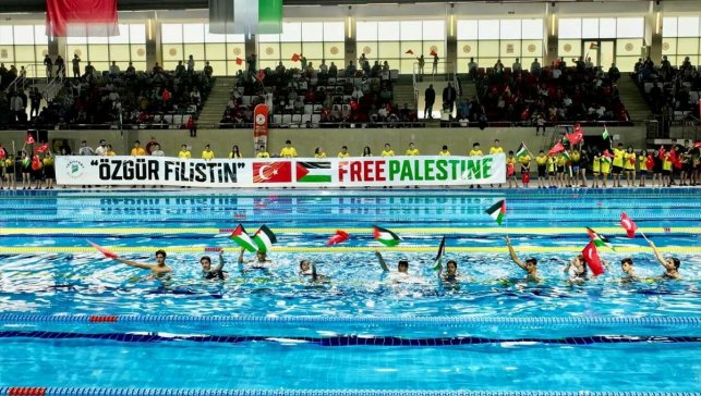 Malatya'da Gazze'deki çocuklar için "Gazze İçin Umuda Kulaç At" yüzme yarışması düzenlendi