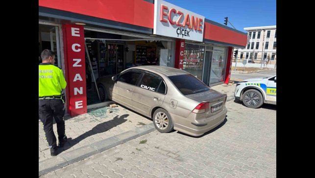 El freni çekilmeyen araç eczaneye girdi