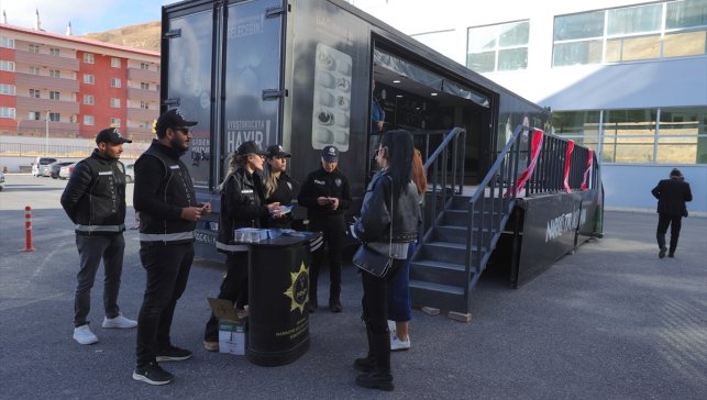 Hakkari'de 'Narko Tır' ile uyuşturucunun zararları anlatıldı
