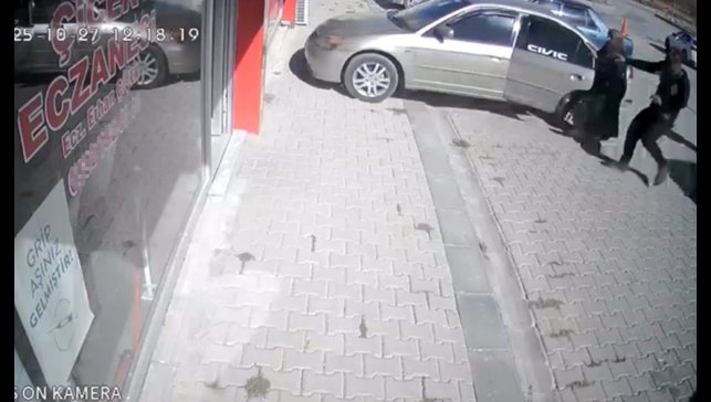 El freni çekilmeyen araç eczaneye girdi