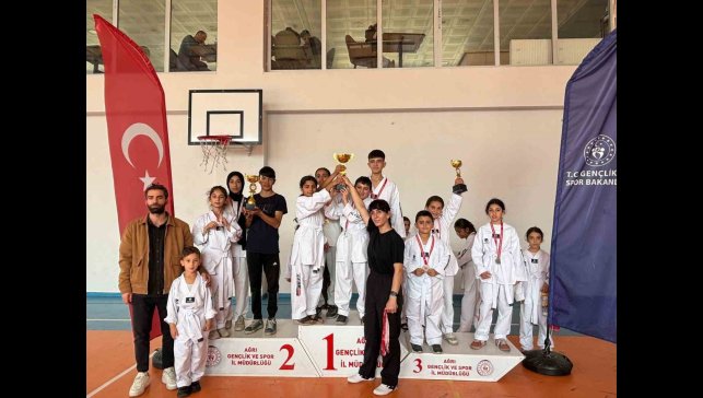 Patnos'ta minikler Cumhuriyet için ter döktü