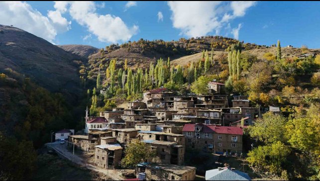 Bitlis'in tarihi taş evlerinde sonbahar güzelliği