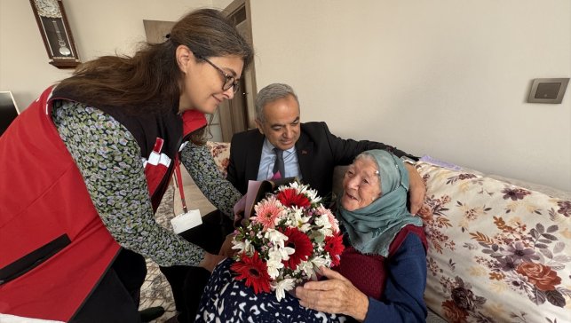 Cumhuriyet ile yaşıt Nazife nine yaşama sevinciyle yıllara meydan okuyor