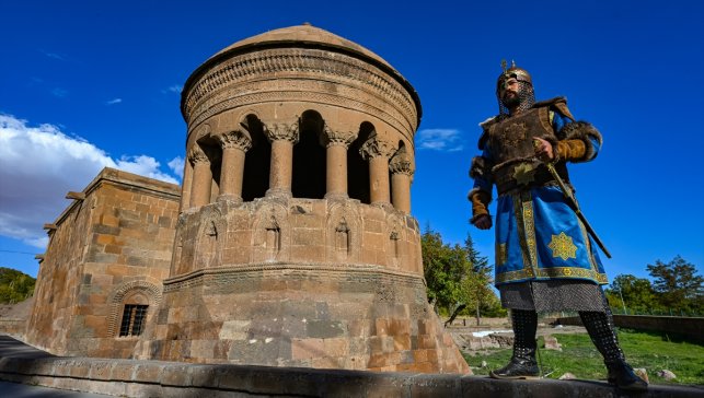 Jandarma personeli Selçuklu Meydan Mezarlığı'nda "saygı nöbeti" tutuyor