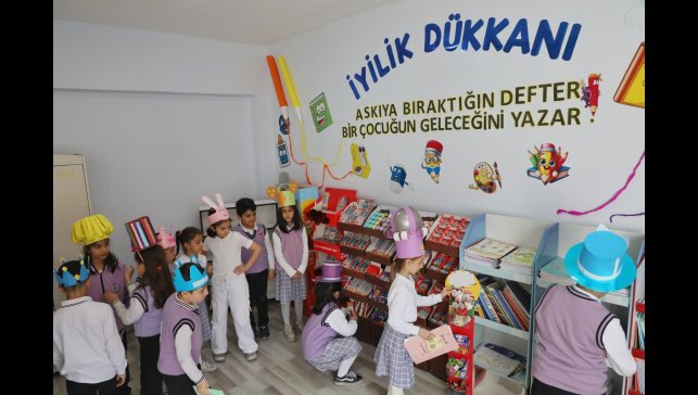 Ağrı'da "Askıda Kırtasiye" projesiyle öğrenciler iyiliği paylaşıyor