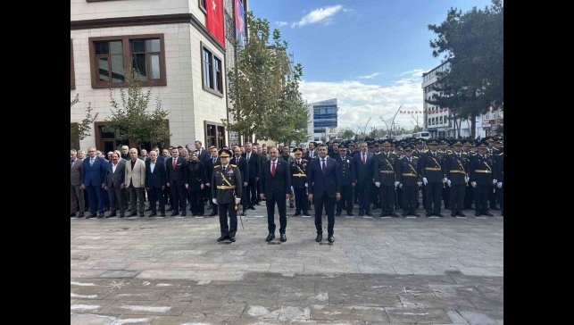 Bingöl'de Cumhuriyet'in 102. yılı kutlamaları çelenk sunumuyla başladı