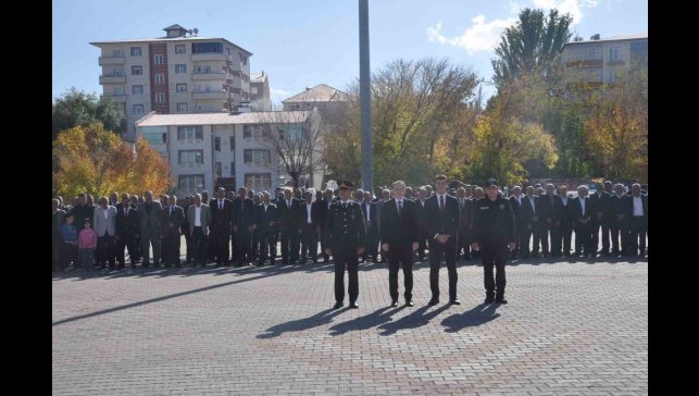 Bulanık'ta 29 Ekim Cumhuriyet bayramı çelenk koyma töreni yapıldı