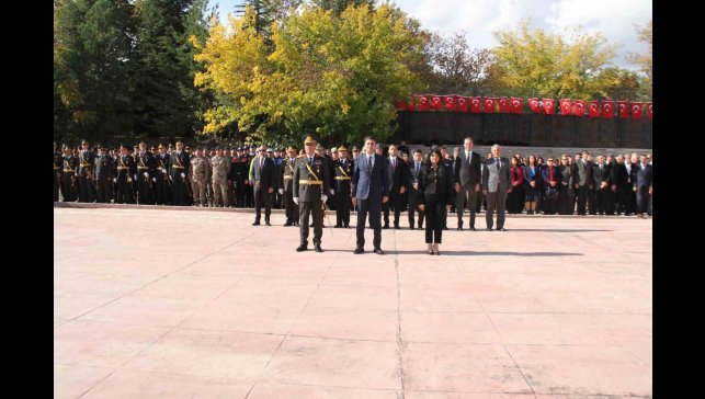 Tunceli'de Cumhuriyet Bayramı kutlamaları çelenk sunma töreni ile başladı