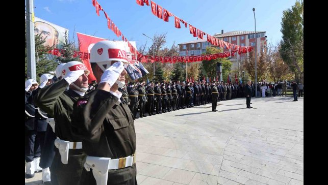 Ağrı'da 29 Ekim Cumhuriyet Bayramı çelenk sunma töreni düzenlendi