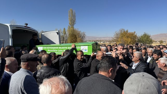 Van-Hakkari kara yolundaki kazada hayatını kaybedenlerin cenazeleri toprağa verildi