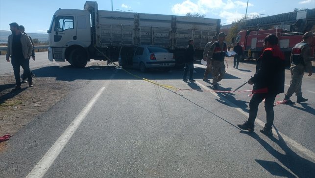 Bitlis'te kamyona çarpan otomobildeki 4 kişi yaralandı